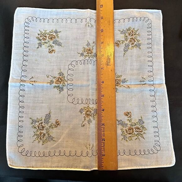 Vintage Floral White and Tan Printed Ladies Handkerchiefs set of 5. - Picture 9 of 11